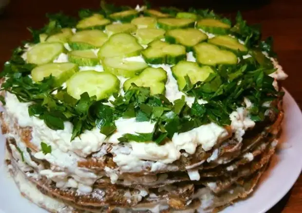Печёночный торт с огурцом. \ Фото: cookpad.com.