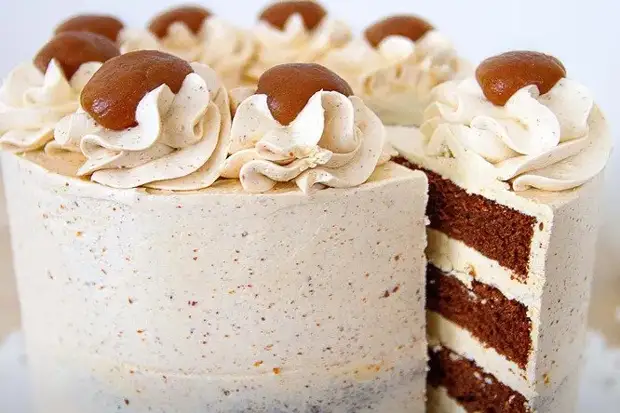 Математик рассказал о правильном способе нарезать праздничный торт. Этому методу уже 114 лет