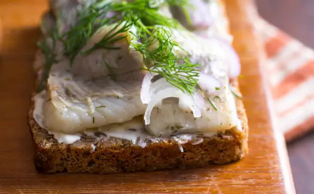 Селедка по-шведски: заворачиваем скандинавский бутерброд с рыбой